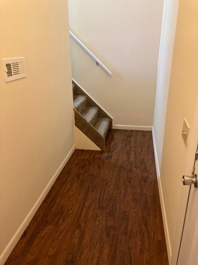 entry foyer - 811 trustway ct