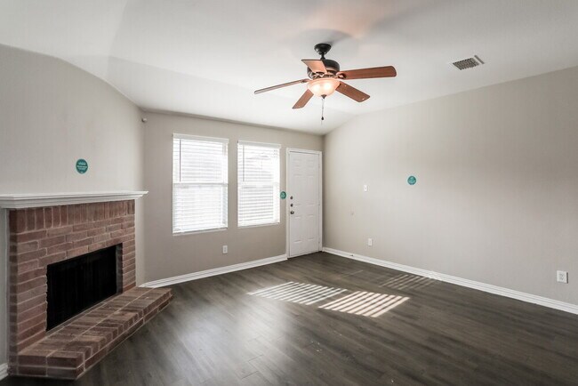 Foto del edificio - 573 Creekbend St