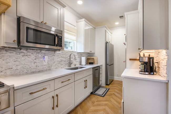 Building Photo - 10 Riker St