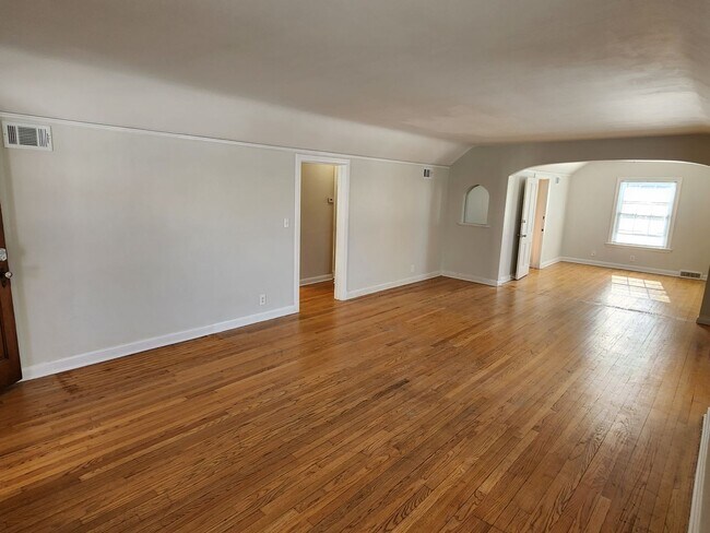 Building Photo - Shorewood 2 bedroom upper