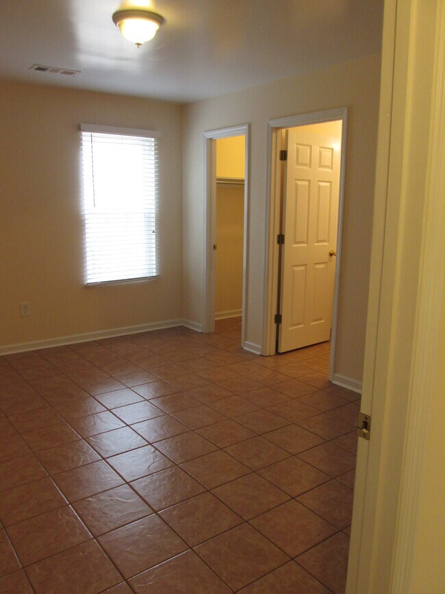 Main bedroom w/walk in closet and bathroom - 228 E Meadowlake Pkwy