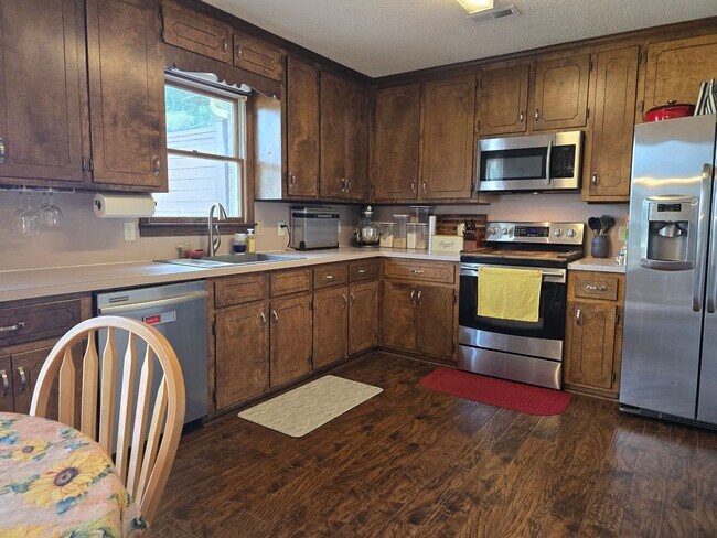 Foto del edificio - 3 Bed, 2 Bath Brick Ranch on Corner Lot on...