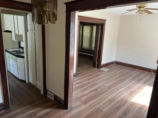 Building Photo - 8 Rocket St