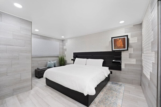 Building Photo - 8743 Thomas Dr