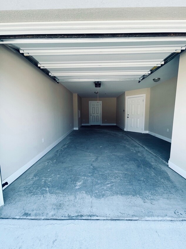 Building Photo - 716 Plum Ln