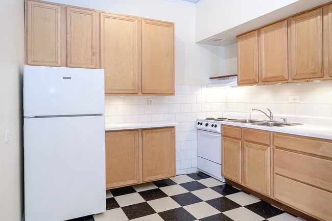 Kitchen - 1020 W Ardmore Ave
