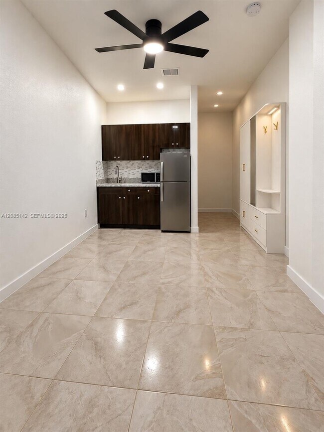 Foto del edificio - 13356 Tropical Ave