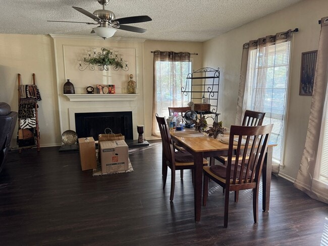 Building Photo - Welcome home to 10022 Windburn Trail!