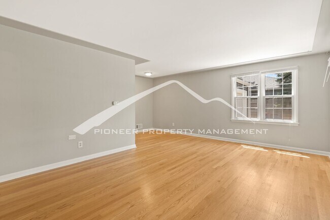 Building Photo - Lovely Home With a 1 Car Garage And Centra...