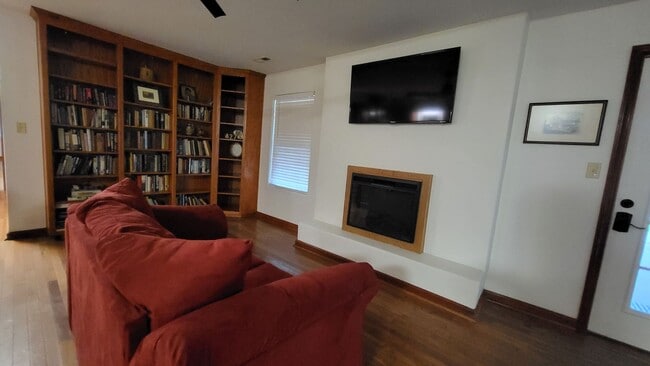 Building Photo - 2-Bedroom, 3-Bathroom Home - Utilities Included