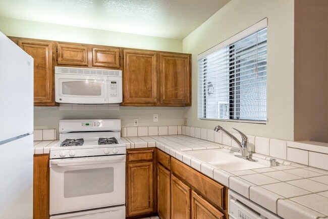 Building Photo - 3651 Knollwood Terrace