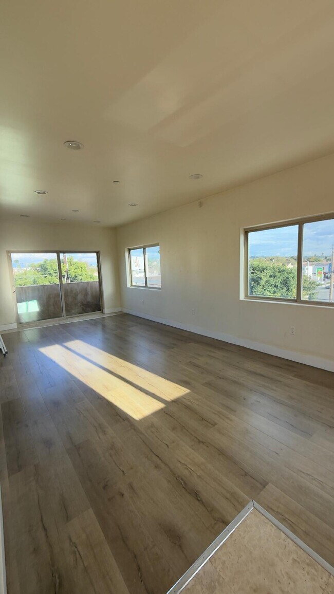 sala de estar en un día soleado - 3763 Sawtelle Blvd