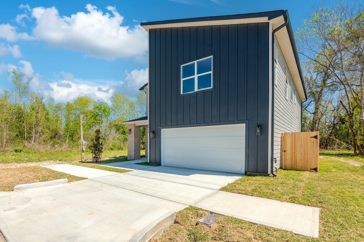 Building Photo - 6814 Champion Ln