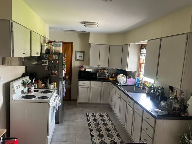 Building Photo - Charming 2-Bedroom Ranch with Spacious Liv...
