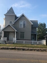 Building Photo - 114 E 10th St