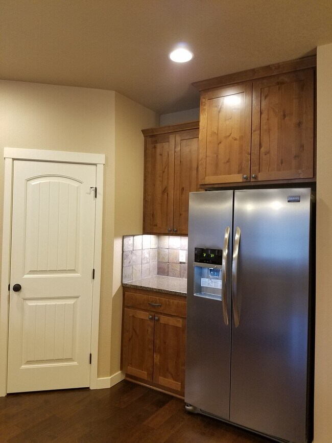 Building Photo - High end town home in perfect location