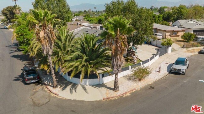 Building Photo - 9620 Woodale Ave