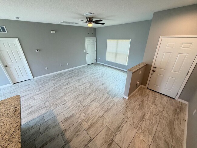 Building Photo - Adorable 3 Bedroom / 2 Bathroom Home in Palm Bay!!