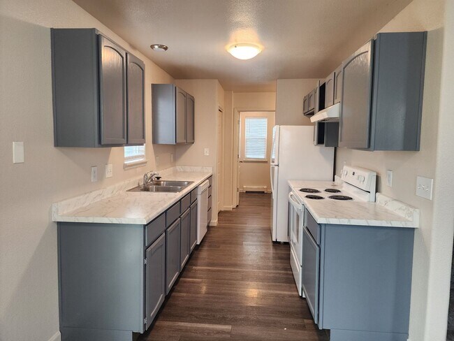 Building Photo - 4 Bed, 2 1/2 Bath in Fruitvale