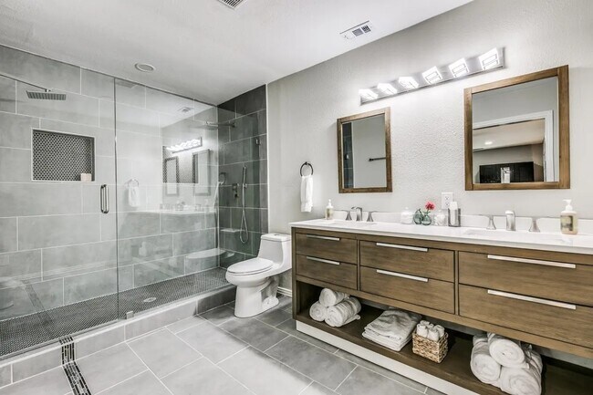 Photo - 2519 Highwood Dr House