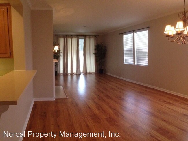 Building Photo - 902 Sunrose Terrace