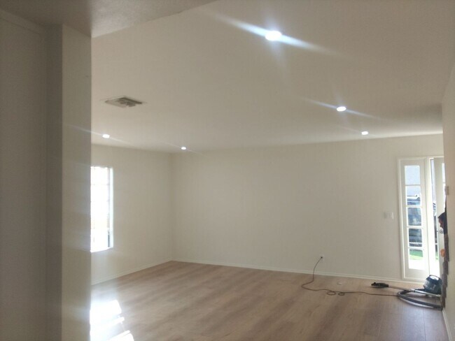 Foto del edificio - 15924-15924 Orchard Ave