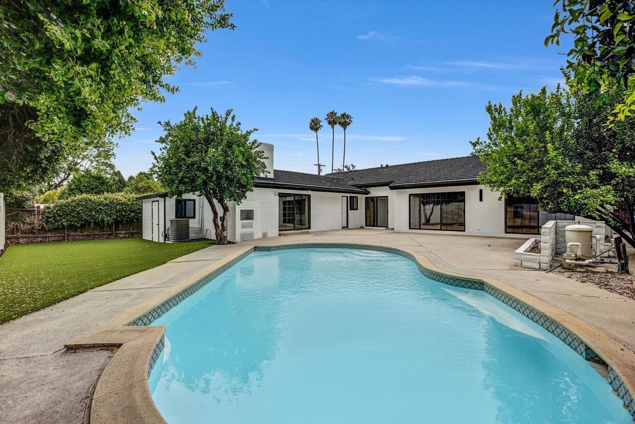 Foto principal - BEAUTIFULLY REMODELED, 5BD/4BA ENTERTAINER...
