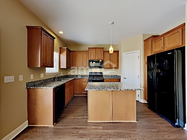 Building Photo - 220 Solitude Cir