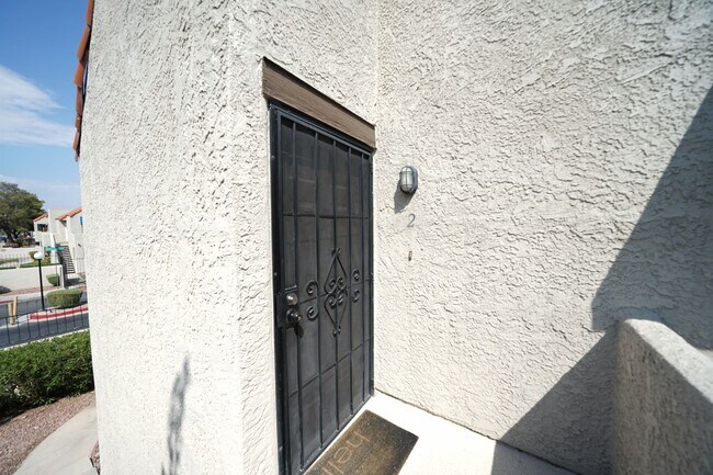 Foto del edificio - SHOWINGS AVAILABLE NOW