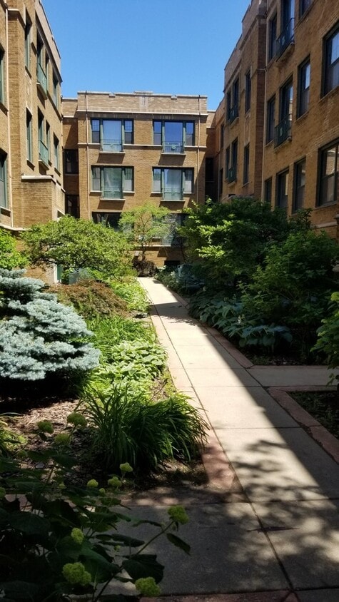 Foto principal - 7025 N Sheridan Rd