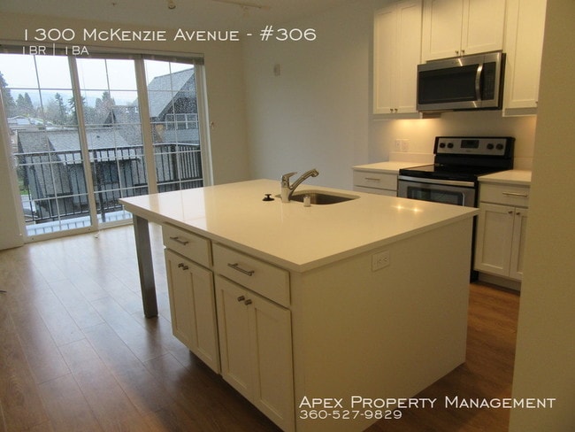 Building Photo - 1300 McKenzie Ave