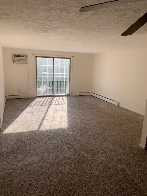 Sala de estar - 161 Downey Dr