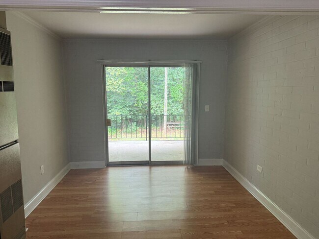 Foto del edificio - Charming One Bedroom Apartment In The Heart of Plaza Midwood!