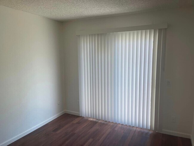 Foto del edificio - 4973-4975 Summerwood Circle