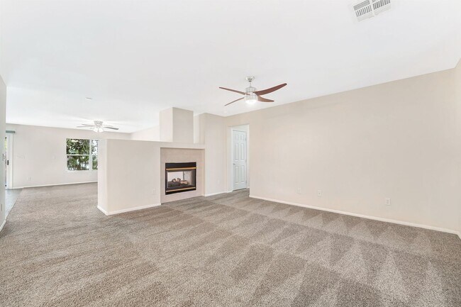 Foto del edificio - 3 BEDROOM SINGLE STORY IN HENDERSON!
