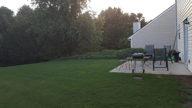 Building Photo - Spacious 4BR House - Prime location