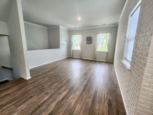 Photo - Well maintained end unit townhome in Grand...