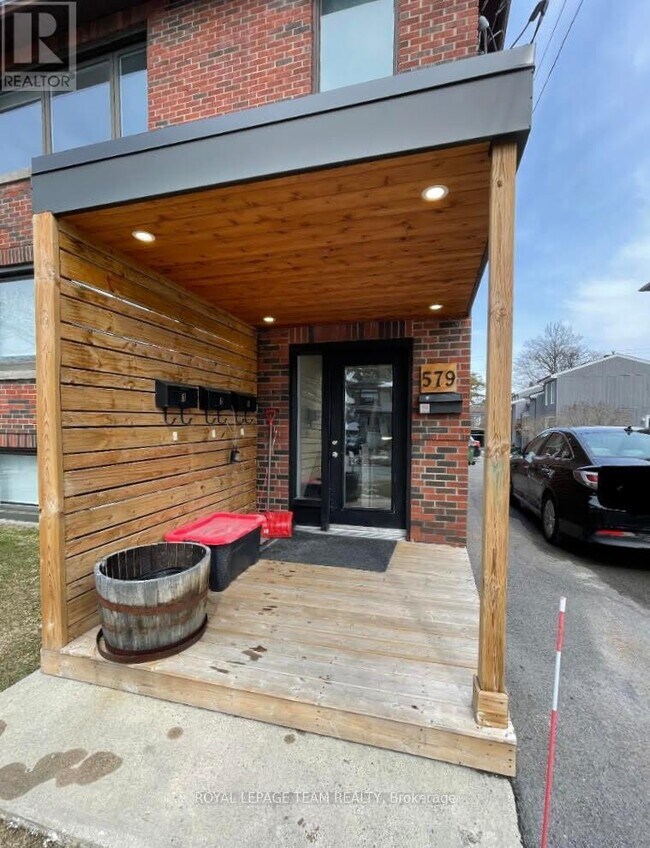 Photo du bâtiment - 579 Tweedsmuir Ave