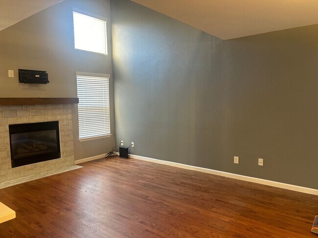 Building Photo - Spacious 4BR Townhome with access to Cherr...