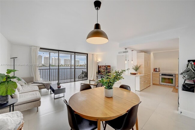 Foto del edificio - 17500 N Bay Rd