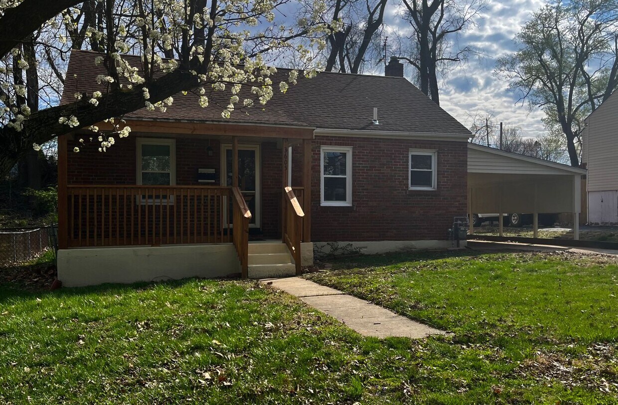 Primary Photo - Remodeled two bedroom House in Alton