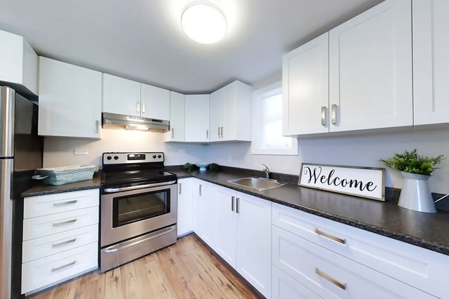 Photo du bâtiment - 2 Bedroom Upper-Level Unit – All Utilities...