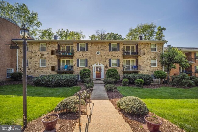 Foto del edificio - 3860 Lyndhurst Dr