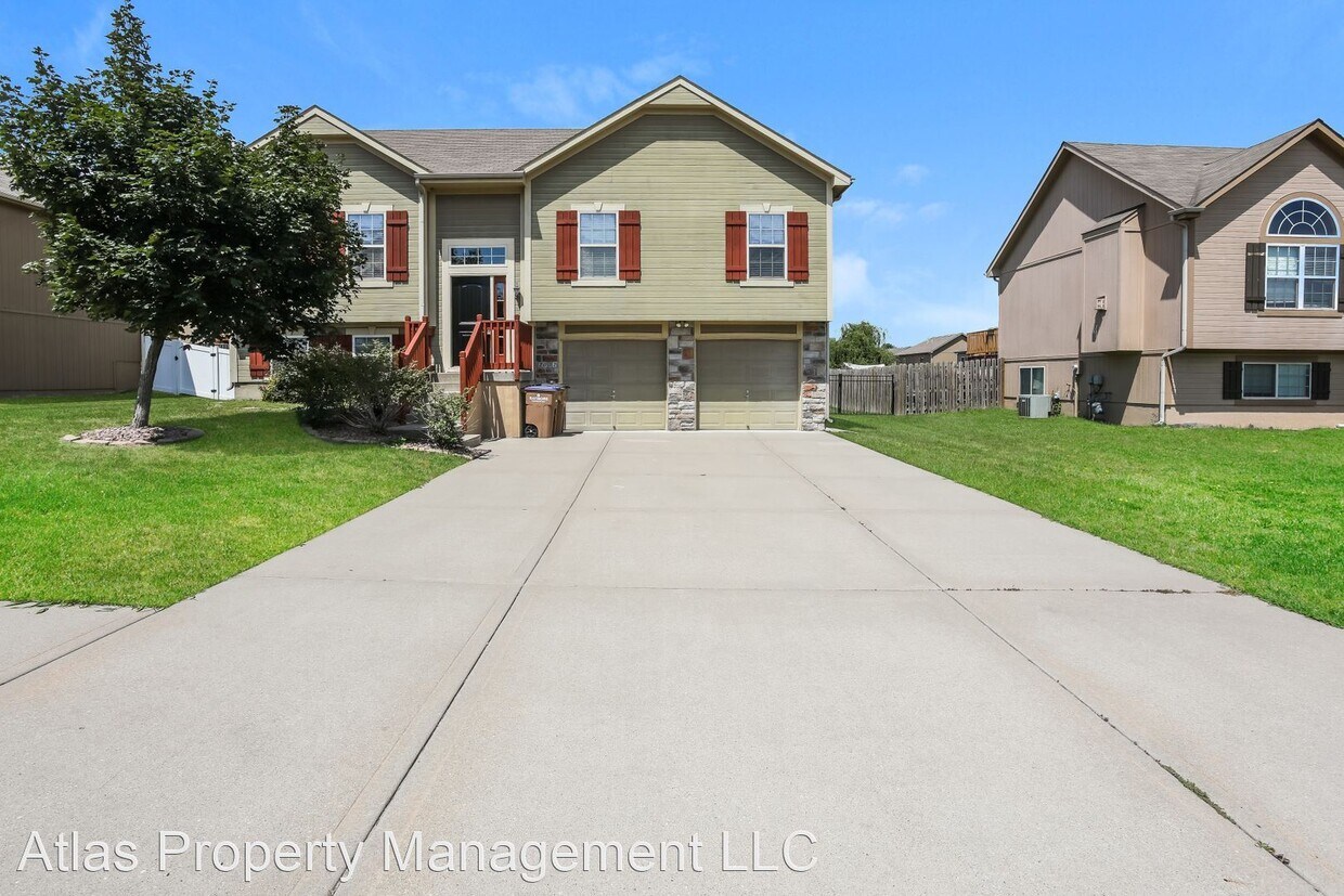 4 br, 3 bath House 2002 Parkview Dr House Rental in Raymore, MO