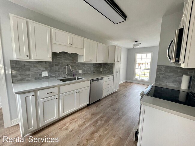 Building Photo - 3 br, 2.5 bath House - 2275 Central Dr