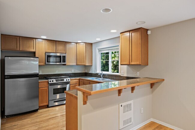 Building Photo - Spacious Greenwood Townhome - New Paint, Carpet and Water Heater!!