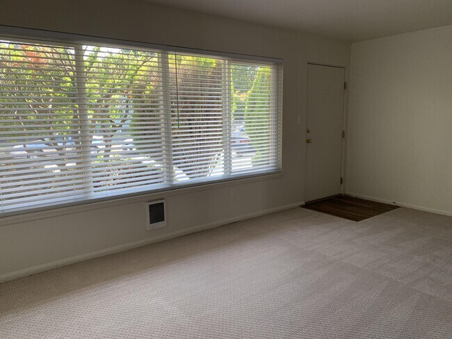 Building Photo - 5656 Fauntleroy Way SW