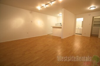 Foto principal - 18552 Collins St