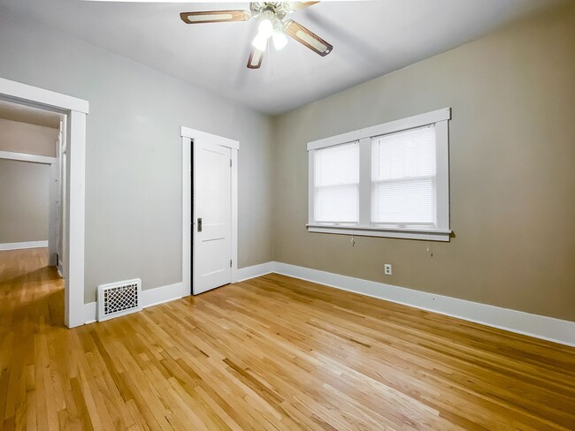 Building Photo - 2 Bed 1 Bath with Hardwood floors