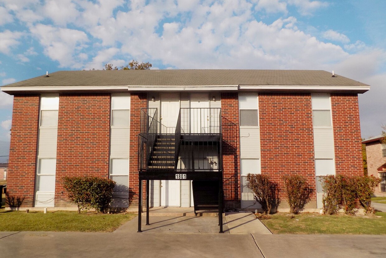 Foto principal - 1801 Cedarhill Dr